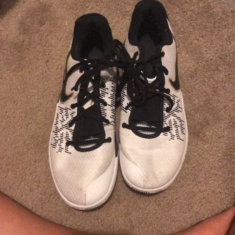 Basketball shoes